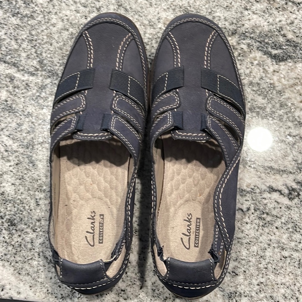 Clarks collection flats. Elastic fit with detailed stitching